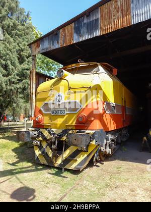 REMEDIOS DE ESCALADA - BUENOS AIRES, ARGENTINA - Nov 22, 2021: Vecchia locomotiva diesel francese Alsthom 1957 con due motori. Carg. Locale e lunga distanza Foto Stock