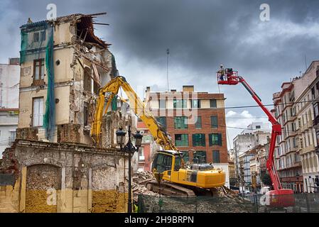 Demolizione di vecchia casa in mattoni nel centro di Malaga Foto Stock