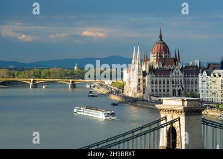 Vista di Budapest con edificio del Parlamento e nave da crociera Foto Stock