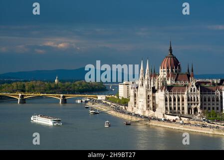 Vista di Budapest con edificio del Parlamento e nave da crociera Foto Stock