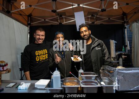 Uno stalla di cibo streetfood Gyoza Guys di Amir PEM al Maltby Street Market di Londra il Sabato mattina Foto Stock