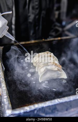 Uno stalla di cibo streetfood Gyoza Guys di Amir PEM al Maltby Street Market di Londra il Sabato mattina Foto Stock