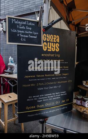 Uno stalla di cibo streetfood Gyoza Guys di Amir PEM al Maltby Street Market di Londra il Sabato mattina Foto Stock