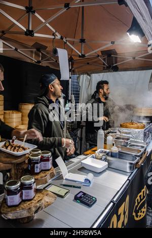 Uno stalla di cibo streetfood Gyoza Guys di Amir PEM al Maltby Street Market di Londra il Sabato mattina Foto Stock