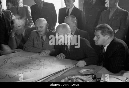 Warszawa, 1947-09-24. Gmach Ministerstwa Odbudowy. Konferencja na temat odbudowy stolicy w G³ównym Urzêdzie Planowania Przestrzennego. m.in. przy stole od prawej: ministro polityki spo³ecznej Kazimierz Rusinek, Premier rz¹du Józef Cyrankiewicz, wicemarsza³ek Sejmu Stanis³aw Szwalbe, szef Centralnego Urzêdu Planowania Czes³aw Bobrowski. bk/MGS PAP Varsavia, 24 settembre 1947. L'edificio del Ministero del riacquisto. Una conferenza sulla ricostruzione di Varsavia presso l'Ufficio principale della pianificazione territoriale. Raffigurato al tavolo da destra: Il Ministro della Politica sociale Kazimierz Rusinek, il PM Jozef Cyrankiewicz, Sejm depu Foto Stock