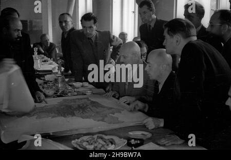 Warszawa, 1947-09-24. Gmach Ministerstwa Odbudowy. Konferencja na temat odbudowy stolicy w G³ównym Urzêdzie Planowania Przestrzennego. m.in. przy stole od prawej: ministro polityki spo³ecznej Kazimierz Rusinek, Premier rz¹du Józef Cyrankiewicz, wicemarsza³ek Sejmu Stanis³aw Szwalbe. bk/mgs PAP Varsavia, 24 settembre 1947. L'edificio del Ministero del riacquisto. Una conferenza sulla ricostruzione di Varsavia presso l'Ufficio principale della pianificazione territoriale. Foto al tavolo da destra: Ministro della Politica sociale Kazimierz Rusinek, PM Jozef Cyrankiewicz, Sejm Vice Presidente Stanislaw Szwalbe. bk/MGS PAP Foto Stock