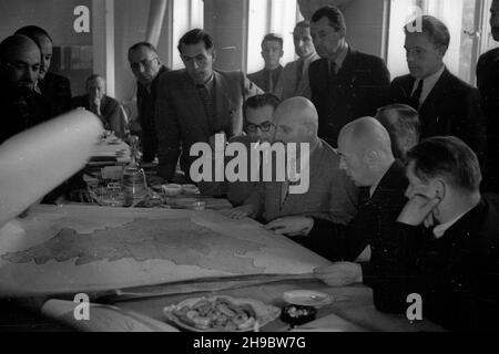 Warszawa, 1947-09-24. Gmach Ministerstwa Odbudowy. Konferencja na temat odbudowy stolicy w G³ównym Urzêdzie Planowania Przestrzennego. m.in. przy stole od prawej: ministro polityki spo³ecznej Kazimierz Rusinek, Premier rz¹du Józef Cyrankiewicz, wicemarsza³ek Sejmu Stanis³aw Szwalbe, szef Centralnego Urzêdu Planowania Czes³aw Bobrowski. bk/MGS PAP Varsavia, 24 settembre 1947. L'edificio del Ministero del riacquisto. Una conferenza sulla ricostruzione di Varsavia presso l'Ufficio principale della pianificazione territoriale. Raffigurato al tavolo da destra: Il Ministro della Politica sociale Kazimierz Rusinek, il PM Jozef Cyrankiewicz, Sejm depu Foto Stock