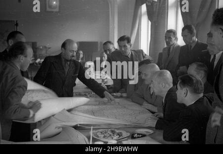 Warszawa, 1947-09-24. Gmach Ministerstwa Odbudowy. Konferencja na temat odbudowy stolicy w G³ównym Urzêdzie Planowania Przestrzennego. m.in. przy stole od prawej: ministro polityki spo³ecznej Kazimierz Rusinek, Premier rz¹du Józef Cyrankiewicz, wicemarsza³ek Sejmu Stanis³aw Szwalbe. bk/mgs PAP Varsavia, 24 settembre 1947. L'edificio del Ministero del riacquisto. Una conferenza sulla ricostruzione di Varsavia presso l'Ufficio principale della pianificazione territoriale. Foto al tavolo da destra: Ministro della Politica sociale Kazimierz Rusinek, PM Jozef Cyrankiewicz, Sejm vice speaker Stanislaw Szwalbe. bk/MGS PAP Foto Stock