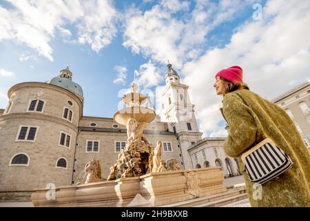 Donna che visita la città vecchia di Salisburgo Foto Stock