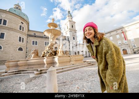 Donna che visita la città vecchia di Salisburgo Foto Stock