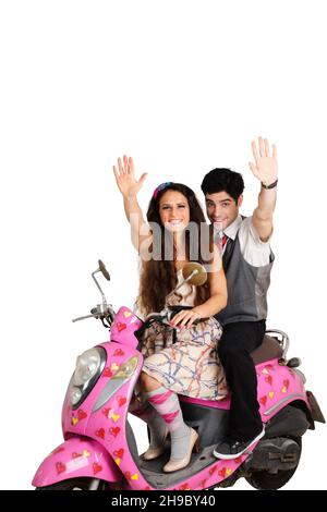 San Valentino - giovane coppia su uno scooter rosa decorato con cuori Foto Stock