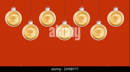 Caffè di Natale con baubles su sfondo rosso. Foto Stock