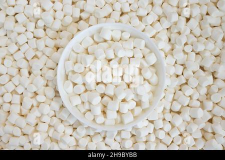 dolce arioso marshmallows bianco morbido giacente in ciotola, consistenza di mini marshmallows bianco, fondo del cibo Foto Stock