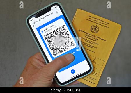 Erding, Germania. 06 dicembre 2021. Foto topica/simbolo: Certificati digitali del Covid dell'UE su smartphone, protezione completa della vaccinazione, certificato di vaccinazione, tessera di vaccinazione digitale, tessera di vaccinazione. Credit: dpa/Alamy Live News Foto Stock