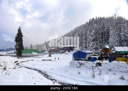 Srinagar, India. 06 dicembre 2021. Una vista generale della famosa stazione sciistica di Gulmarg coperta di neve dopo la prima nevicata pesante della stagione il 06 dicembre 2021 a Gulmarg, Kashmir. Gulmarg, situato ai piedi dell'Himalaya a 2,745 metri (9,000 piedi) sul livello del mare, è una delle principali destinazioni sciistiche dell'Asia meridionale. (Foto di Sajad Hameed/Pacific Press) Credit: Pacific Press Media Production Corp./Alamy Live News Foto Stock