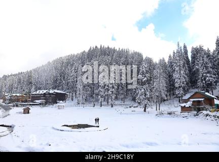 Srinagar, India. 06 dicembre 2021. Una vista generale della famosa stazione sciistica di Gulmarg coperta di neve dopo la prima nevicata pesante della stagione il 06 dicembre 2021 a Gulmarg, Kashmir. Gulmarg, situato ai piedi dell'Himalaya a 2,745 metri (9,000 piedi) sul livello del mare, è una delle principali destinazioni sciistiche dell'Asia meridionale. (Foto di Sajad Hameed/Pacific Press) Credit: Pacific Press Media Production Corp./Alamy Live News Foto Stock