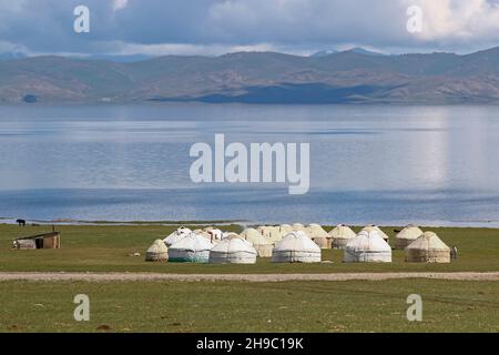 Yurts campo sul lago Song Kul in Kirghizistan Foto Stock