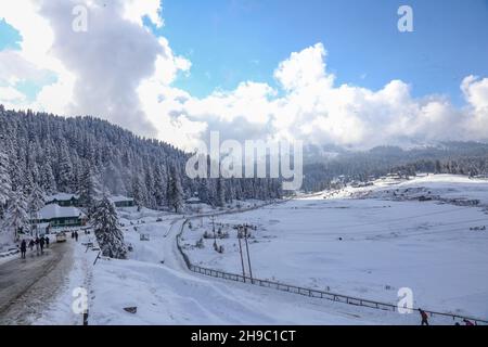 Srinagar, India. 06 dicembre 2021. Una vista generale della famosa stazione sciistica di Gulmarg coperta di neve dopo la prima nevicata pesante della stagione il 06 dicembre 2021 a Gulmarg, Kashmir. Gulmarg, situato ai piedi dell'Himalaya a 2,745 metri (9,000 piedi) sul livello del mare, è una delle principali destinazioni sciistiche dell'Asia meridionale. (Foto di Sajad Hameed/Pacific Press) Credit: Pacific Press Media Production Corp./Alamy Live News Foto Stock