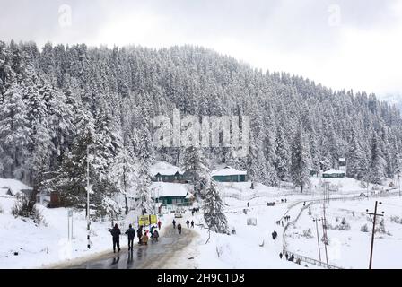 Srinagar, India. 06 dicembre 2021. Una vista generale della famosa stazione sciistica di Gulmarg coperta di neve dopo la prima nevicata pesante della stagione il 06 dicembre 2021 a Gulmarg, Kashmir. Gulmarg, situato ai piedi dell'Himalaya a 2,745 metri (9,000 piedi) sul livello del mare, è una delle principali destinazioni sciistiche dell'Asia meridionale. (Foto di Sajad Hameed/Pacific Press) Credit: Pacific Press Media Production Corp./Alamy Live News Foto Stock