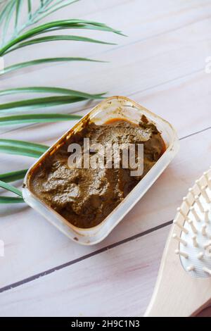 henné reidratato e foglia sul tavolo Foto Stock