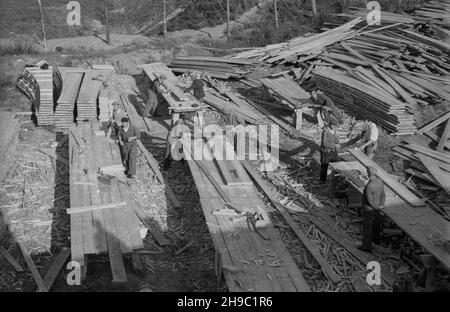 Warszawa, 1947-10. Budowa wiaduktu na ulicy Pow¹zkowskiej. NZ. Robotnicy przygotowuj¹ deski do budowy rusztowañ. wb/gr PAP Dok³adny dzieñ wydarzenia nieustalony. Varsavia, 1947 ottobre. Costruzione di un cavalcavia in via Powazkowska. Nella foto: Preparazione per la costruzione di ponteggi. wb/gr PAP Foto Stock