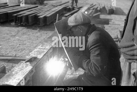 Warszawa, 1947-10. Budowa wiaduktu na ulicy Pow¹zkowskiej. robotnik spawaj¹cy ¿elazne elementy konstrukcyjne. wb/gr PAP Dok³adny dzieñ wydarzenia nieustalony. Varsavia, 1947 ottobre. Costruzione di un cavalcavia in via Powazkowska. Nella figura: Un operatore che saldava elementi in acciaio. wb/gr PAP Foto Stock