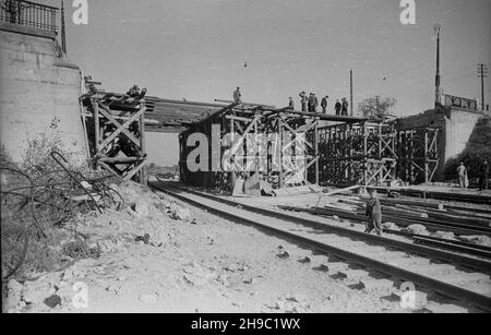 Warszawa, 1947-10. Budowa wiaduktu na ulicy Pow¹zkowskiej. wb/gr PAP Dok³adny dzieñ wydarzenia nieustalony. Varsavia, 1947 ottobre. Costruzione di un cavalcavia in via Powazkowska. wb/gr PAP Foto Stock