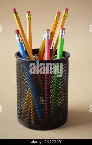 matite colorate in una scatola sul tavolo Foto Stock