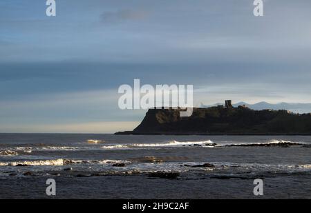 Il promontorio fa del Castello di Scarborough una caratteristica dominante lungo questo tratto della costa dello Yorkshire. Originariamente un segnale post in epoca romana Foto Stock