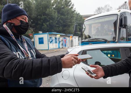 Rieti, Rieti, Italia. 4 Dic 2021. Con l'ultimo comitato direttivo del governo Draghi, il 6 dicembre 2021 il Green pass obbligatorio sui trasporti pubblici. Nelle fermate degli autobus di Rieti, anche la polizia di Stato per garantire la massima sicurezza durante i controlli. (Credit Image: © Riccardo Fabi/Pacific Press via ZUMA Press Wire) Foto Stock