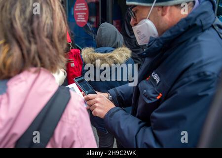 Rieti, Rieti, Italia. 4 Dic 2021. Con l'ultimo comitato direttivo del governo Draghi, il 6 dicembre 2021 il Green pass obbligatorio sui trasporti pubblici. Nelle fermate degli autobus di Rieti, anche la polizia di Stato per garantire la massima sicurezza durante i controlli. (Credit Image: © Riccardo Fabi/Pacific Press via ZUMA Press Wire) Foto Stock