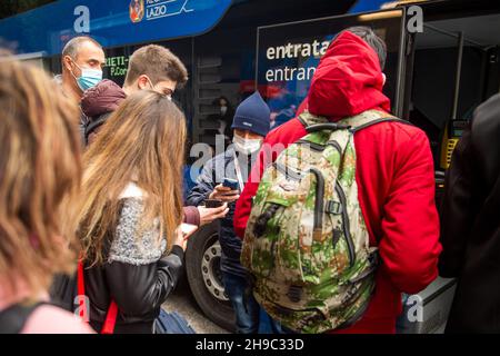 Rieti, Rieti, Italia. 4 Dic 2021. Con l'ultimo comitato direttivo del governo Draghi, il 6 dicembre 2021 il Green pass obbligatorio sui trasporti pubblici. Nelle fermate degli autobus di Rieti, anche la polizia di Stato per garantire la massima sicurezza durante i controlli. (Credit Image: © Riccardo Fabi/Pacific Press via ZUMA Press Wire) Foto Stock