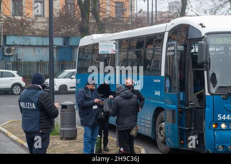 Rieti, Rieti, Italia. 4 Dic 2021. Con l'ultimo comitato direttivo del governo Draghi, il 6 dicembre 2021 il Green pass obbligatorio sui trasporti pubblici. Nelle fermate degli autobus di Rieti, anche la polizia di Stato per garantire la massima sicurezza durante i controlli. (Credit Image: © Riccardo Fabi/Pacific Press via ZUMA Press Wire) Foto Stock