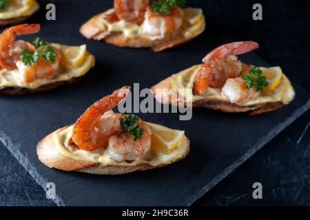 Bruschetta con gamberi, maionese e micro green. Concetto di alimentazione sana Foto Stock