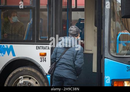 Rieti, Rieti, Italia. 4 Dic 2021. Con l'ultimo comitato direttivo del governo Draghi, il 6 dicembre 2021 il Green pass obbligatorio sui trasporti pubblici. Nelle fermate degli autobus di Rieti, anche la polizia di Stato per garantire la massima sicurezza durante i controlli. (Credit Image: © Riccardo Fabi/Pacific Press via ZUMA Press Wire) Foto Stock