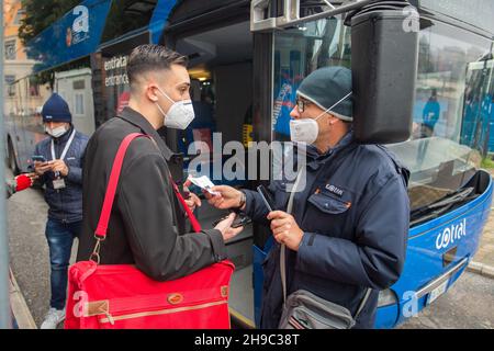 Rieti, Rieti, Italia. 4 Dic 2021. Con l'ultimo comitato direttivo del governo Draghi, il 6 dicembre 2021 il Green pass obbligatorio sui trasporti pubblici. Nelle fermate degli autobus di Rieti, anche la polizia di Stato per garantire la massima sicurezza durante i controlli. (Credit Image: © Riccardo Fabi/Pacific Press via ZUMA Press Wire) Foto Stock