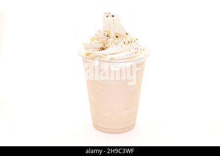 Frappe di caffè alla vaniglia con panna montata e chicchi di caffè schiacciati. Foto Stock