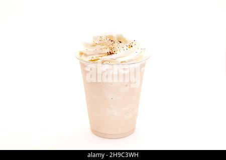 Frittura classica con panna montata e chicchi di caffè cosparsi sulla parte superiore. Foto Stock
