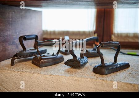 Vecchi ferri da stiro, interno del Museo Etnografico di Artziniega Foto Stock