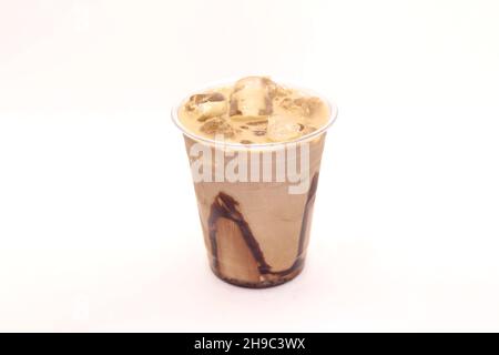 Latte di mocha ghiacciato servito in una tazza di plastica usa e getta per il take away. Foto Stock