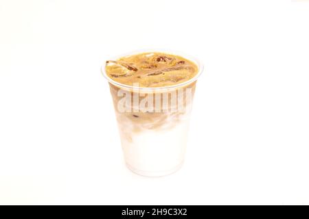 Latte ghiacciato alla vaniglia servito in una tazza di plastica per andare. Foto Stock