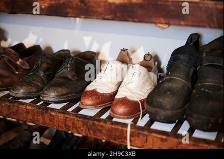 Varie scarpe d'epoca in fila sulle vecchie mensole, all'interno del Museo Etnografico di Artziniega, Alava, Paesi Baschi, Euskadi, Euskal Herria, SP Foto Stock