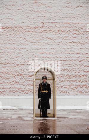 MOSCA, RUSSIA - 05 DICEMBRE 2021: Una guardia si trova presso la tomba del soldato sconosciuto Foto Stock