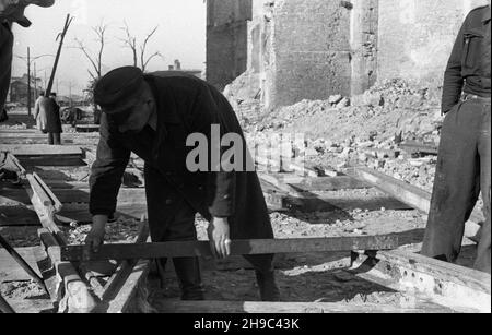 Warszawa, 1947-10. Budowa linii tramwajowej Œródmieœcie-¯oliborz. NZ. Robotnicy uk³adaj¹ rozjazdy w kierunku Leszna. ps/gr PAP Dok³adny dzieñ wydarzenia nieustalony. Varsavia, 1947 ottobre. Costruzione della linea del tram di Srodmiescie-Zoliborz. Nella foto: Lavoratori che posano il bivio in direzione del distretto di Leszno. ps/gr PAP Foto Stock