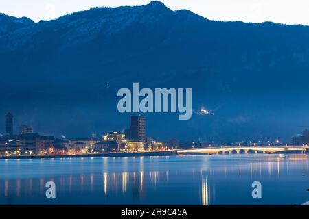 Lecco, Lombardia, Italia: Vista panoramica nell'ora blu. Mattina presto Foto Stock