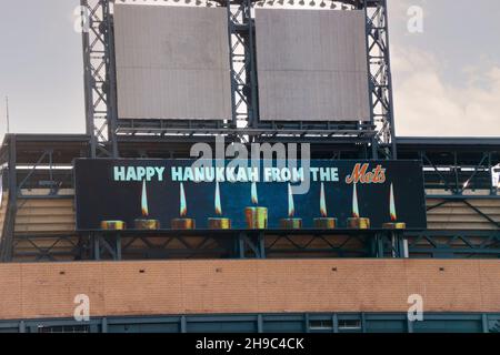 Un cartello in cima all'esterno del campo Citi augura ai tifosi - soprattutto ebrei - un felice Hanukkah. A Flushing, Queens, New York City. Foto Stock