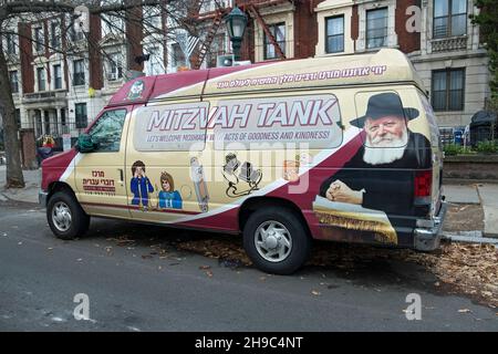 Un carro armato di Chabad Lubavitch Mitzvah parcheggiato sulla strada panoramica orientale in Crown Heights con scrittura ebraica e inglese. Foto Stock