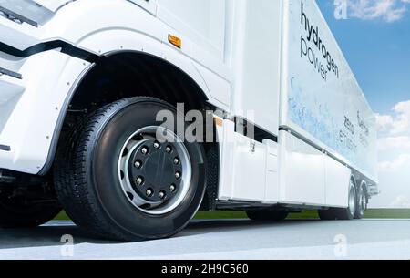 Semi-camion a celle a combustibile a idrogeno. Concetto di veicolo commerciale ecologico Foto Stock