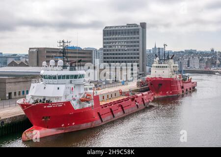 FS Balmoral, nave offshore e BB Troll, nave per la movimentazione di ancoraggi, nel porto di Aberdeen. Foto Stock