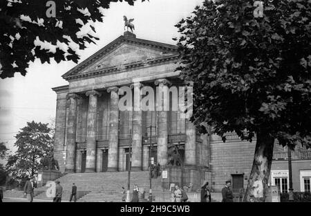 Poznañ, 1947-10. Gmach Teatru Wielkiego (Opery) im. Stanis³awa Moniuszki z pocz¹tku XX wieku. wb/gr PAP Dok³adny dzieñ wydarzenia nieustalony. Poznan, 1947 ottobre. La costruzione dello Stanislaw Moniuszko Grand Theatre (Opera) dall'inizio del XX secolo. wb/gr PAP Foto Stock